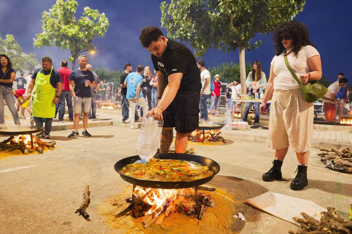 Vila-real viu una multitudinària nit d’empedrats en ple equador de les festes patronals