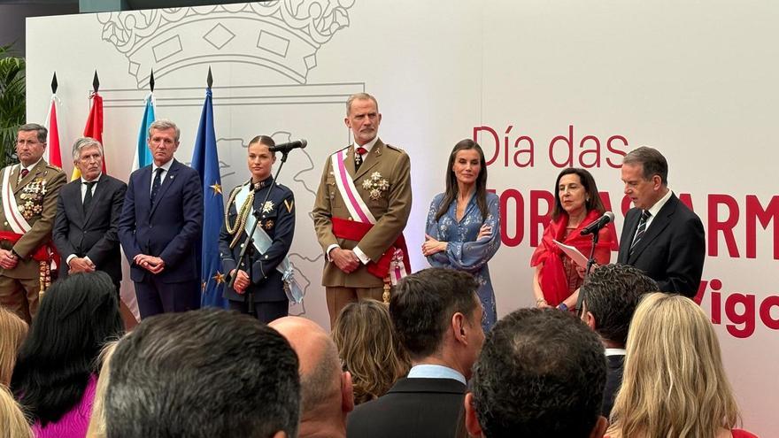 La broma del rey Felipe VI a Leonor sobre su futuro durante el cóctel institucional en Vigo: «Ya veremos»