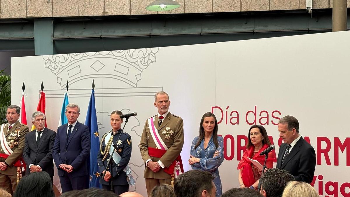 Los Reyes y la princesa Leonor en el cóctel institucional celebrado en el Ayuntamiento de Vigo con motivo del Día de la Fuerzas Armadas. Junto a ellos, el presidente Alfonso Rueda, el alcalde Abel Caballero y la ministra Margarita Robles y el ministro Marlaska, entre otros.