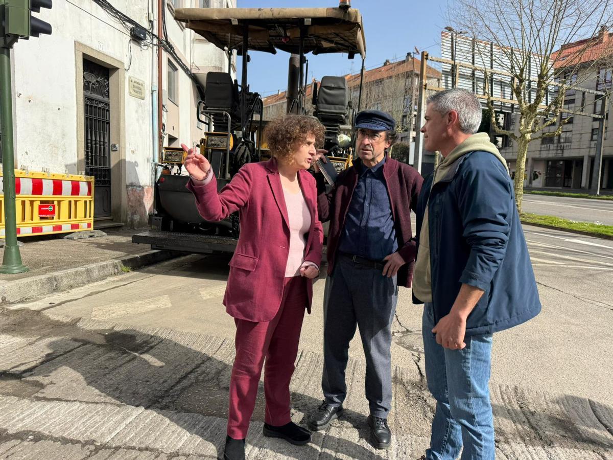 Sanmartín, xunto a Domínguez, visitando as obras de reparación dos pavimentos.
