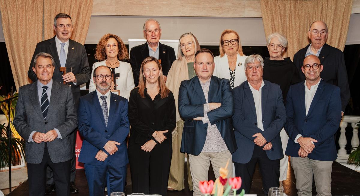 Foto de família dels guardonats amb els Premis T de Turisme i autoritats presents la gala del XIII Memorial Jordi Comas Matamala