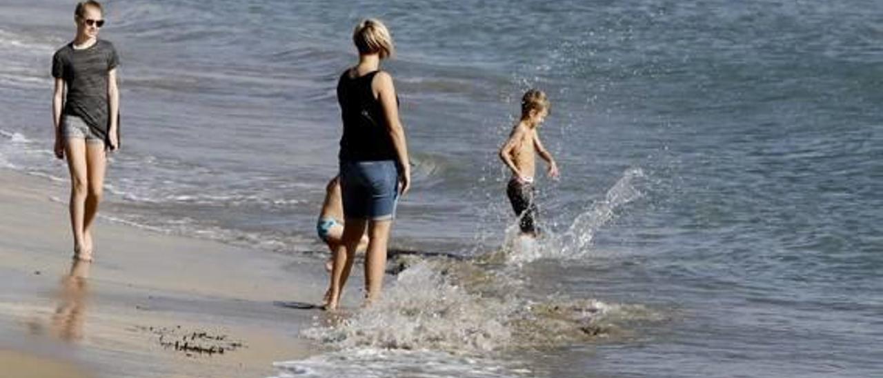 Niños juegan en la orilla del mar, en la playa del Postiguet de Alicante, esta semana. Hoy se prevé un nuevo ascenso térmico.