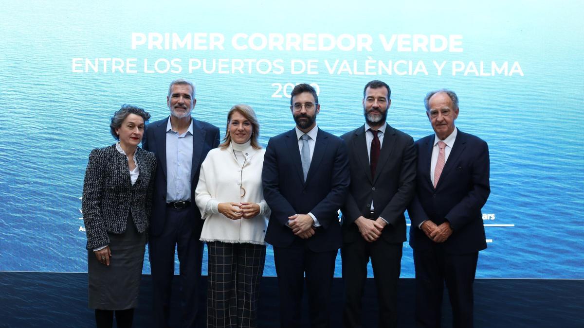 De izquierda a derecha: Mar Chao, presidenta de la Autoridad Portuaria de Valencia; Adolfo Utor, presidente de Baleària; Susana Camarero, vicepresidenta de la Generalitat Valenciana; Joan Groizard, secretario de Estado de Energía; y Benito Núñez, secretario general de Transportes Aéreo y Marítimo y Javier Sanz, presidente de la Autoridad Portuaria de Baleares.