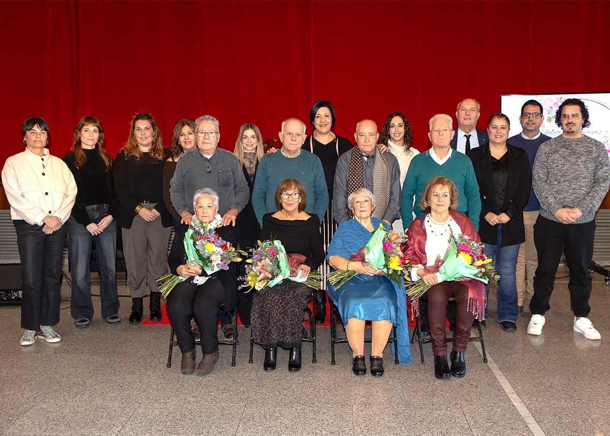 Una fotografia de grup dels homenatjats amb les seves famílies