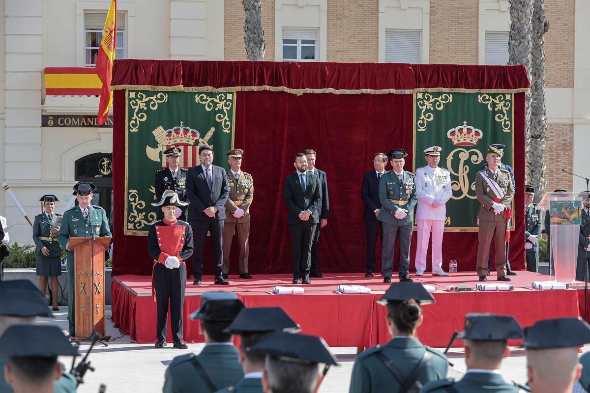La Guardia Civil de Alicante celebra en el Puerto el día de su Patrona con entrega de condecoraciones