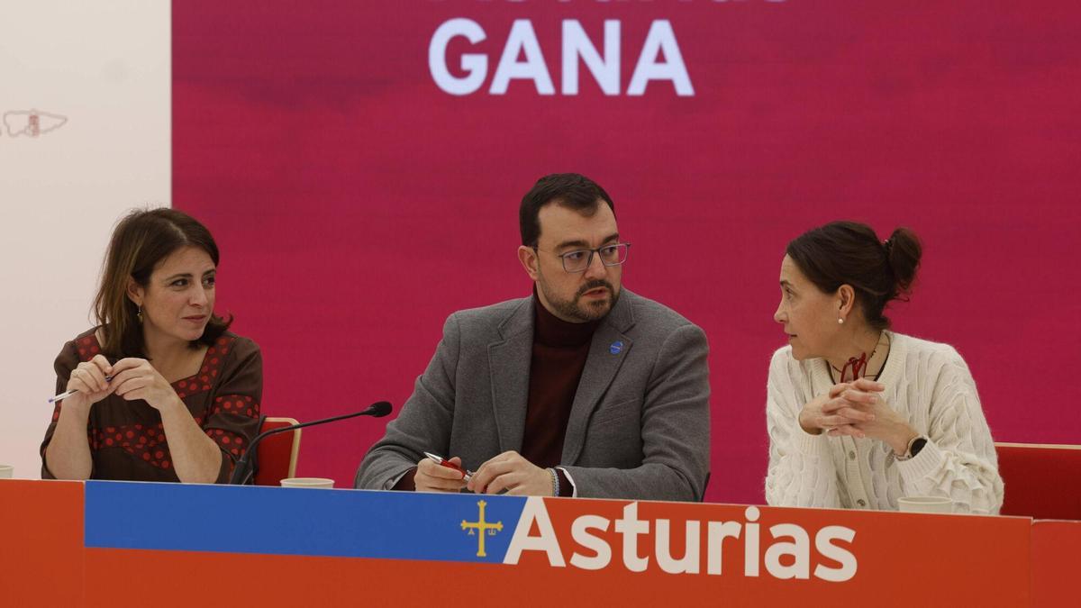 Adriana Lastra, Adrián Barbón y Dolores Carcedo en una reunión de la ejecutiva de la FSA.