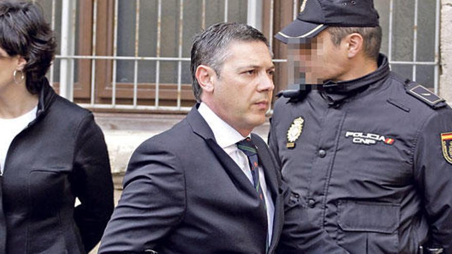 Francisco José Carvajal, en el centro, el pasado día 8, llegando al juzgado de Palma.