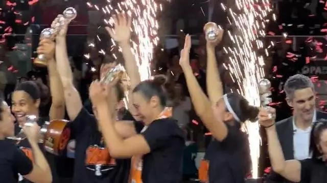 ¡Así ha levantado el Valencia Basket la Copa de la Reina!