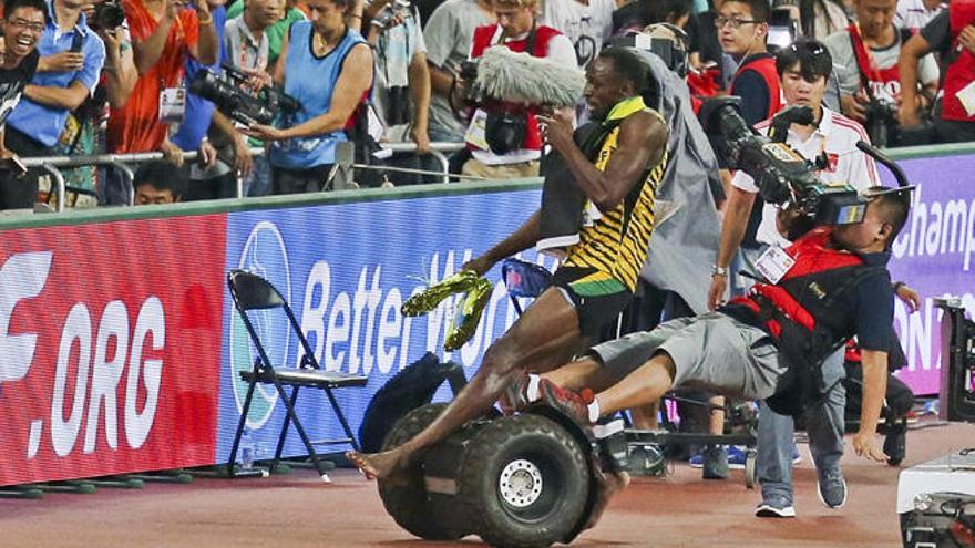 Instante en que el cámara de la televisión china atropella al velocista jamaicano Usain Bolt.