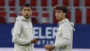 João Cancelo y João Félix, antes del Osasuna-Barça de El Sadar.