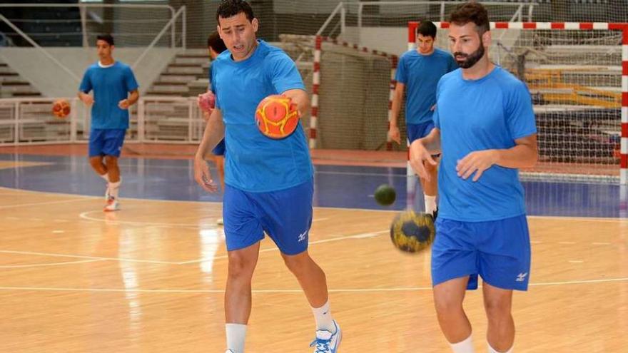 Dani Hernández y Edu Moledo durante un entrenamiento en el pabellón. // Rafa Vázquez