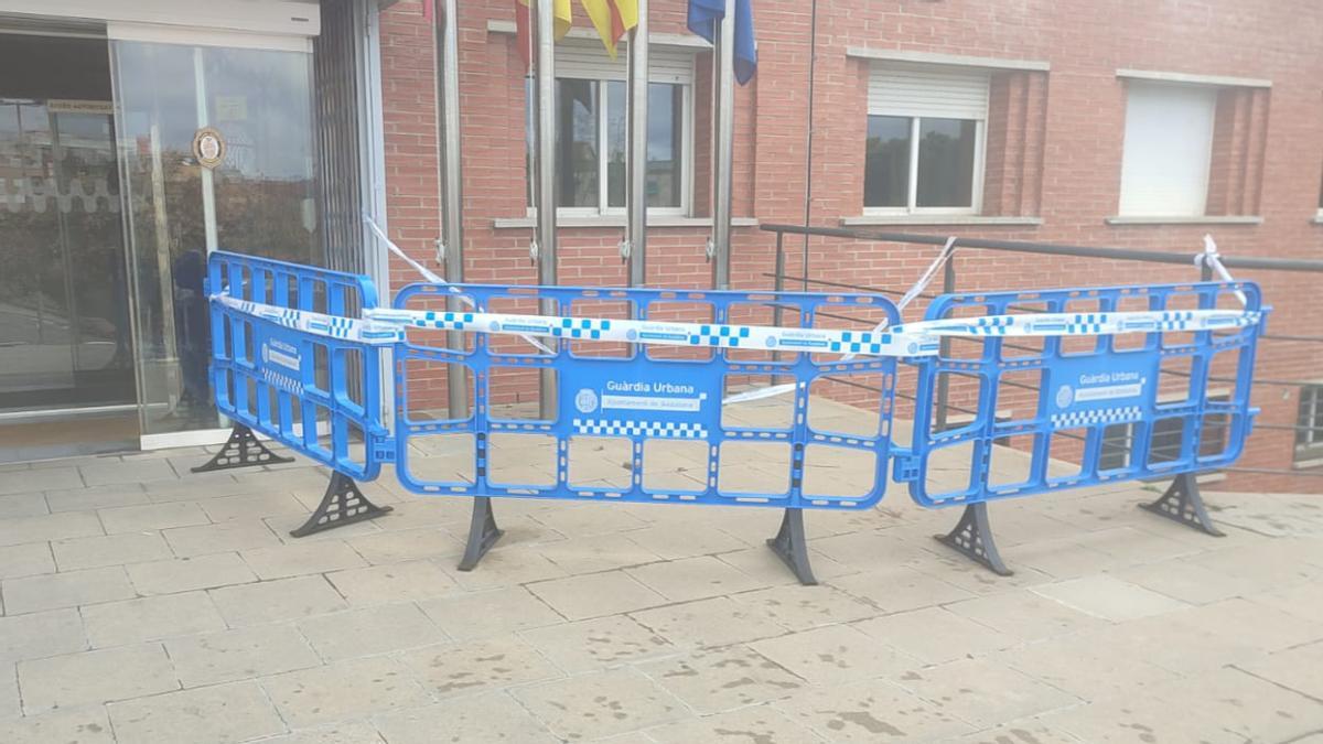 La zona de la entrada a la comisaría, precintada por los pequeños desprendimientos ocurridos en la fachada