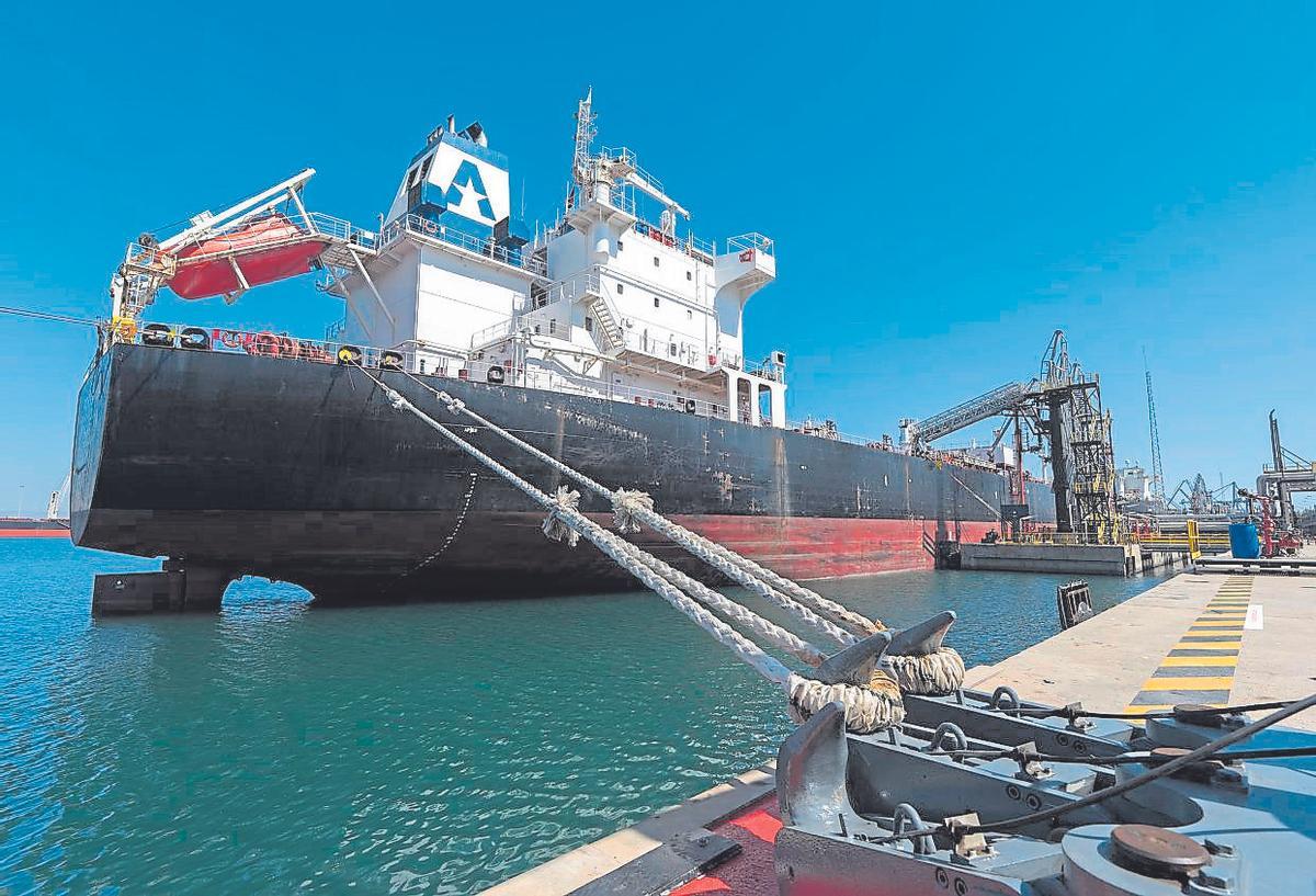 La refinería cuenta con instalaciones marítimas en el Puerto de Castellón.