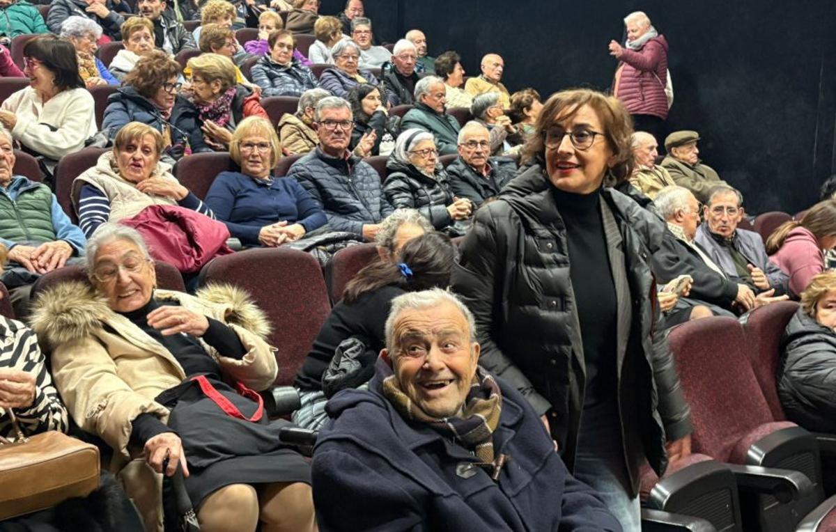 Ducias de alumnos arroupan o mestre Roade |