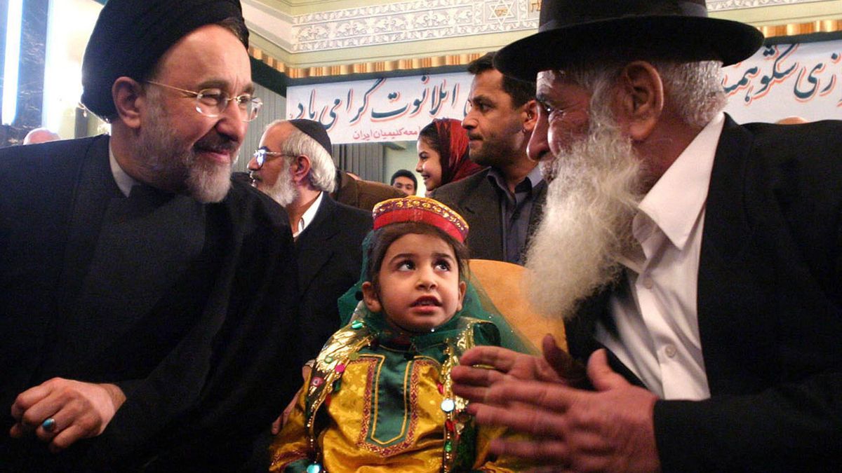 El entonces presidente iraní Mohamed Jatamí asiste a una festividad de la comunidad judía en Teherán, en febrero de 2004.