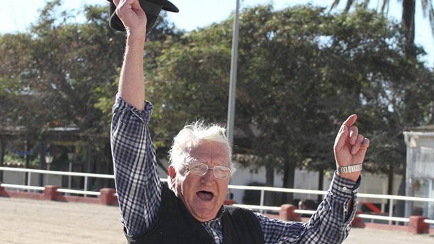 Xisco Sitges en el Hipòdrom de Manacor celebrando una victoria de su nieto Joan Riera Sitges y mostrando uno de sus habituales sombreros