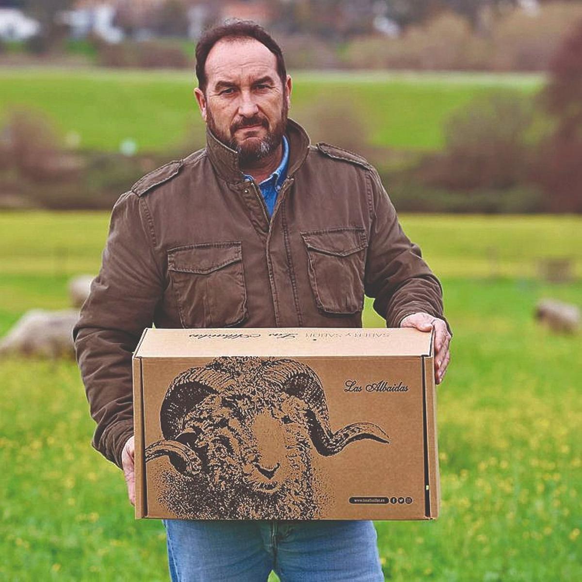 El ganadero cordobés muestra una de las cajas que envía en su venta ‘on line'.