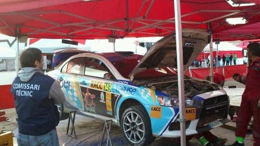 Los mecánicos trabajan en el Mitsubishi Lancer EVO-X  del equipo canario formado por Lemes y Peñate. | lp / dlp