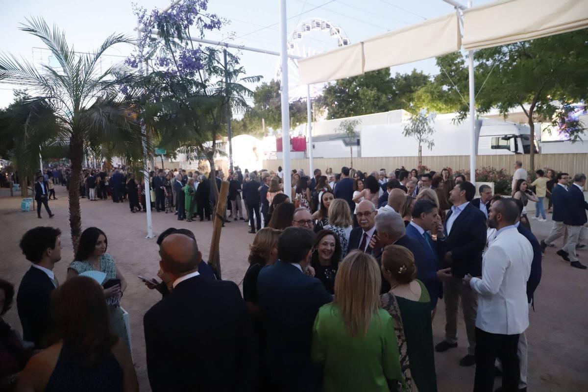 Los cordobeses disfrutan de la fiesta desde horas antes del encendido de la portada Los cordobeses disfrutan de la fiesta desde horas antes del encendido de la portada