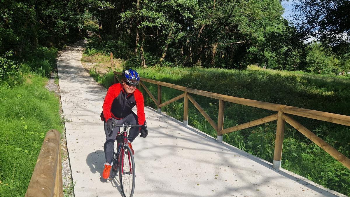 Javier Polledo pedalea sobre su bici en la nueva senda ciclable del Nora, a la altura de Ponteo.