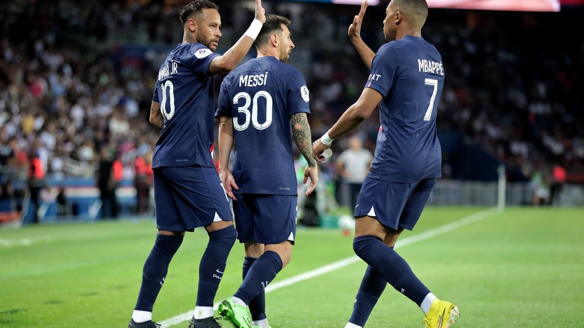 Neymar y Mbappé se chocan la mano con Messi de fondo en el PSG-Montpellier