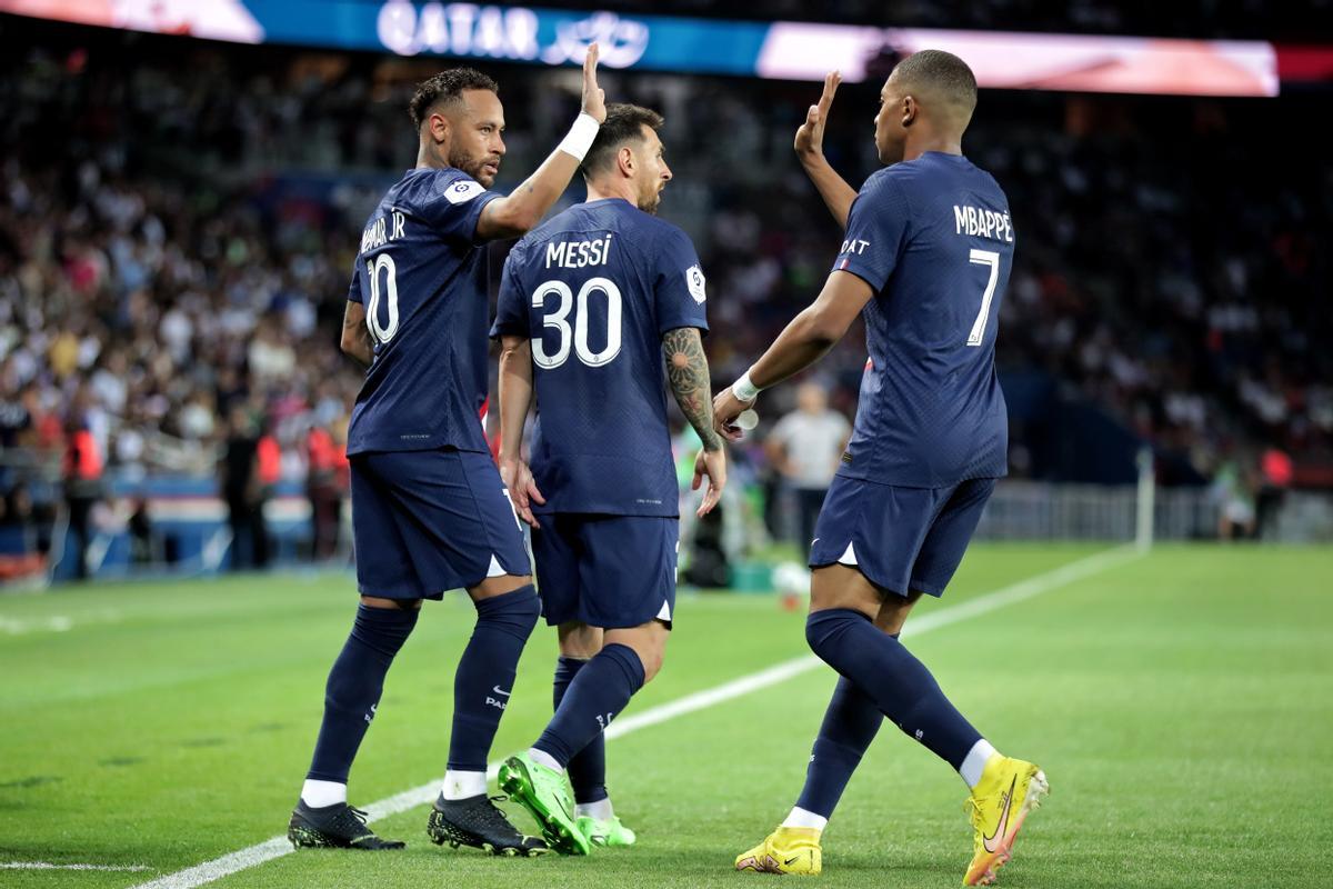 Neymar y Mbappé se chocan la mano con Messi de fondo en el PSG-Montpellier
