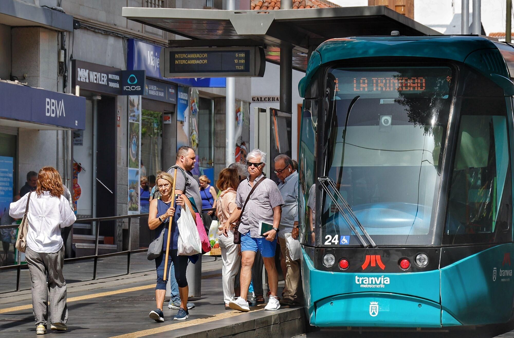 Colas en las paradas del tranvía en Tenerife