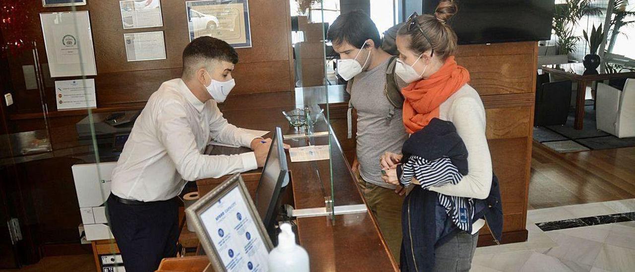 Llegada de los primeros turistas a Sanxenxo.