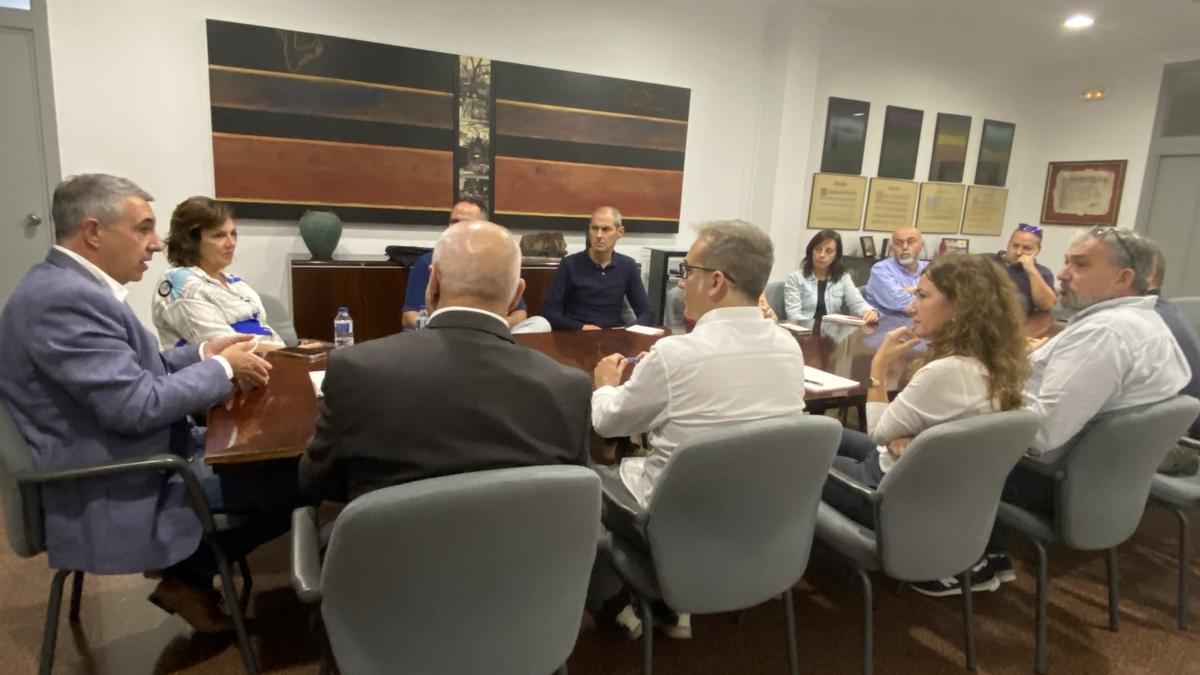 Reunión de la alcaldesa con el director general Obras Públicas.