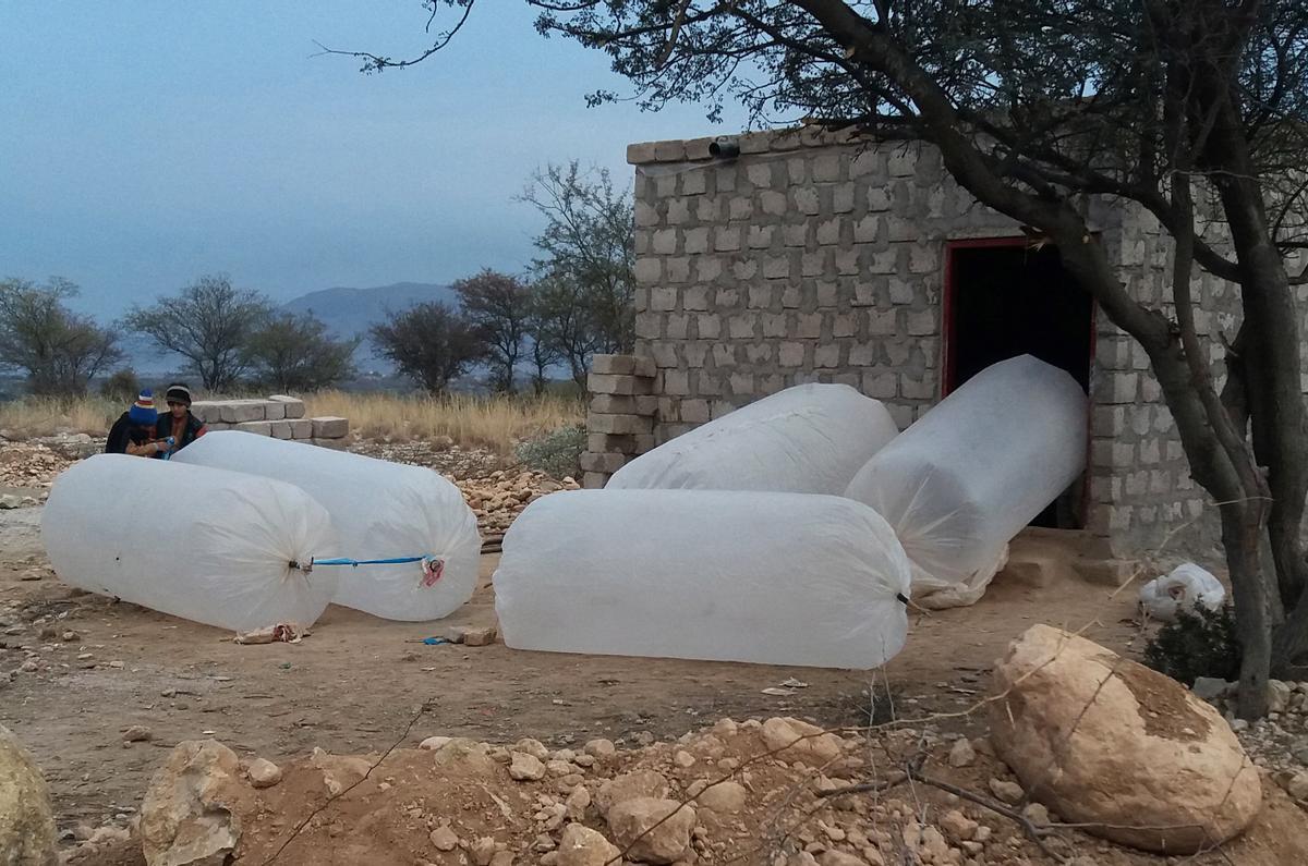 El peligro de transportar gas natural en bolsas de plástico, en Karak (Pakistán)