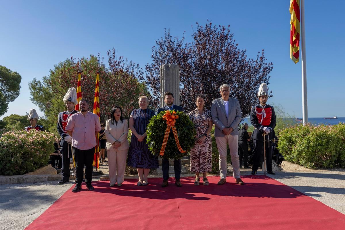 Ofrenda floral del alcalde Viñuales (PSC) y los portavoces de los partidos con representación en el Ayuntamiento de Tarragona (ERC, PP, Junts y EPC), sin Vox.