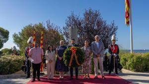 Ofrenda floral del alcalde Viñuales (PSC) y los portavoces de los partidos con representación en el Ayuntamiento de Tarragona (ERC, PP, Junts y EPC), sin Vox.