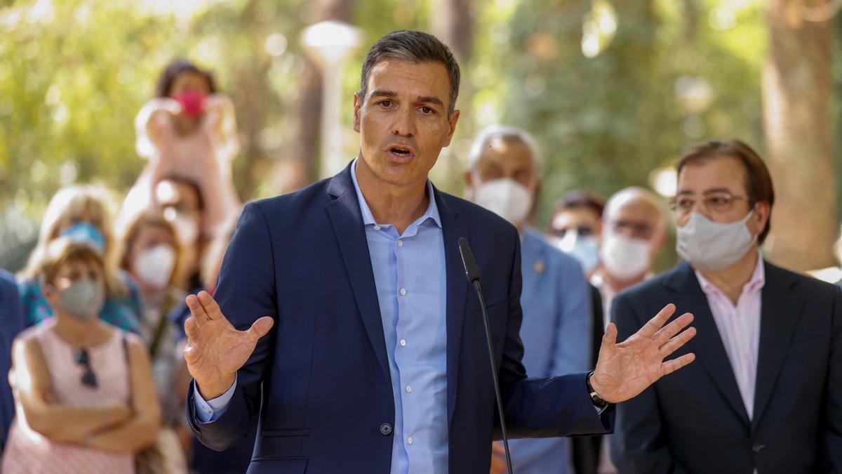 Pedro Sánchez y Guillermo Fernández Vara este jueves en Navalmoral de la Mata.