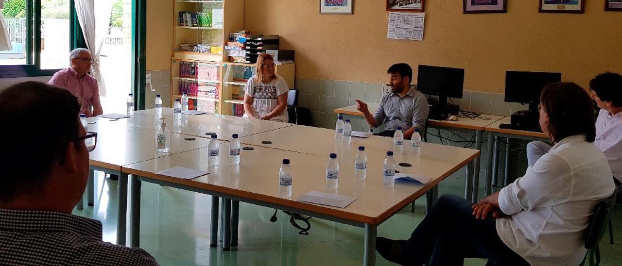 Imagen de archivo de la visita del conseller de Educación al CRA de Atzeneta, primer IES-escuela de la Comunitat.