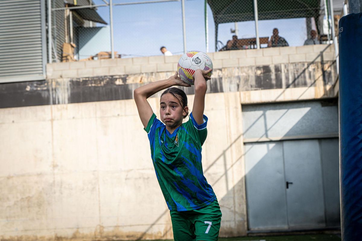 Las niñas gitanas lideran el cambio del fútbol femenino en La Mina