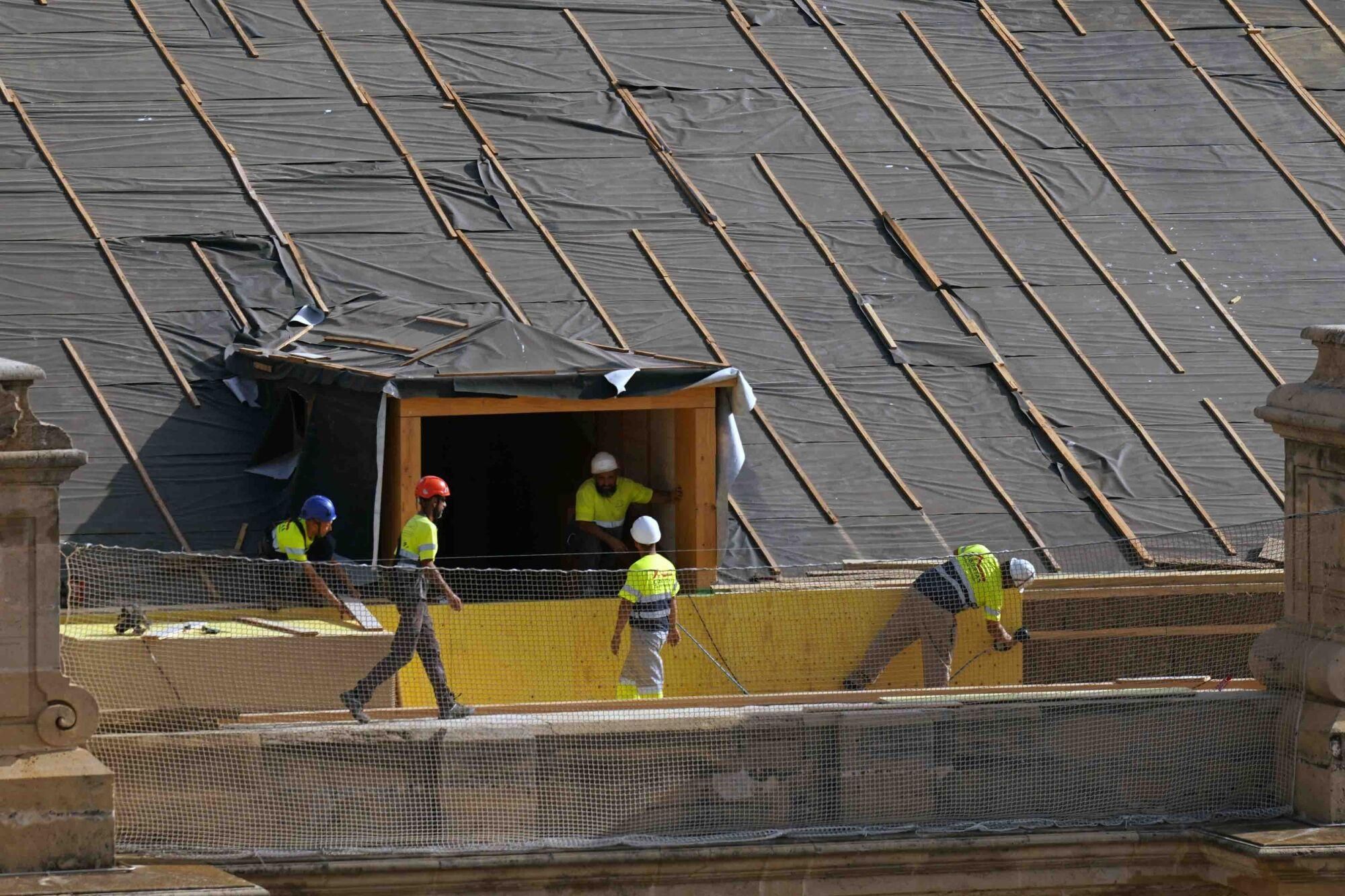 Varios operarios durante la construcción de las cubiertas en el techo de la Catedral de Málaga