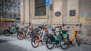 Varias bicicletas de uso compartido en un punto de anclaje en Barcelona