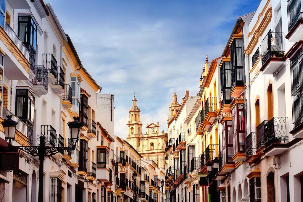 Vista de la Iglesia Nuestra Señora de la Encarnación desde una de las calles de Olvera