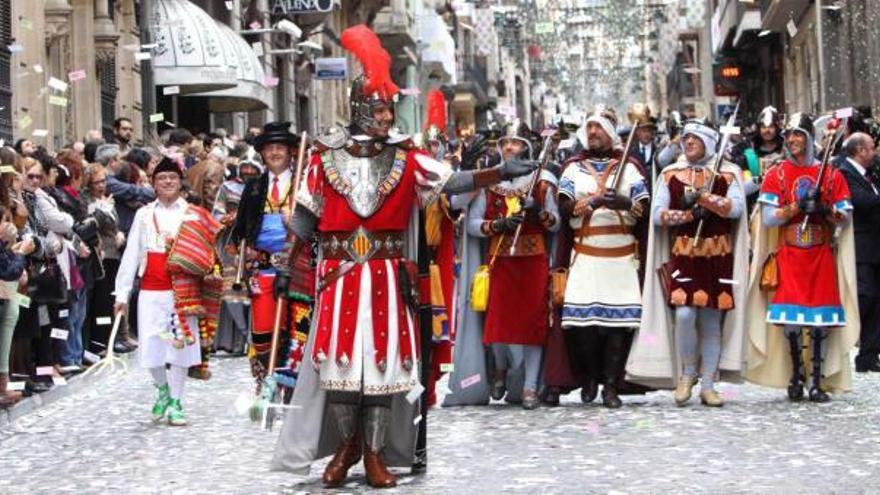 Mateo Martín Balaguer, que debutó ayer como sargento cristiano, dirige a los glorieros del bando de la cruz durante el desfile por la calle San Nicolás.