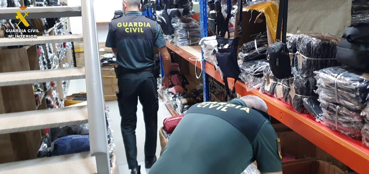 Parte de la mercancía falsificada incautada por la Guardia Civil en Gran Canaria, entre la que se incluyen equipaciones deportivas y bolsos de marcas de lujo, valorada en más de 180.000 euros
