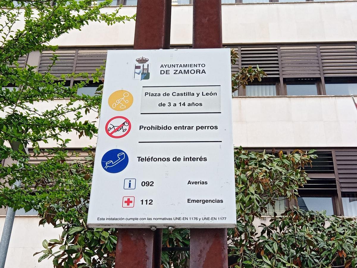 Cartel informativo sobre el parque en la plaza de Castilla y León.
