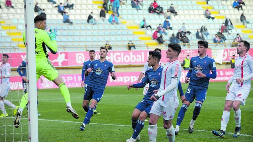 Sequeira detiene el balón en una de las escasas llegadas de la Cultural al área del Celta B.  // MAURICIO PENA