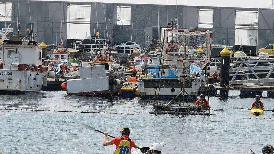 Un encuentro en la dársena del puerto de Cangas. // G.Núñez