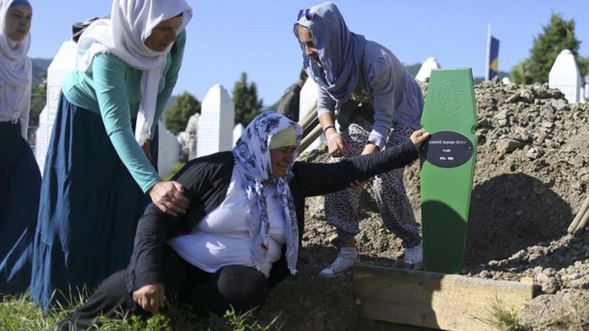 Una mujer llora ante una de las tumbas del Memorial Center Potocari, cerca de Srebenica, este sábado