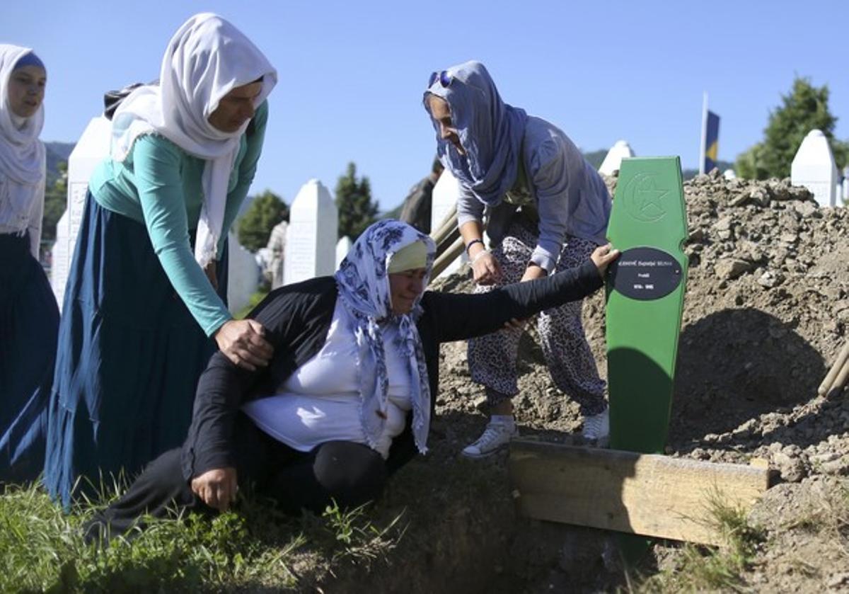Una mujer llora ante una de las tumbas del Memorial Center Potocari, cerca de Srebenica, este sábado