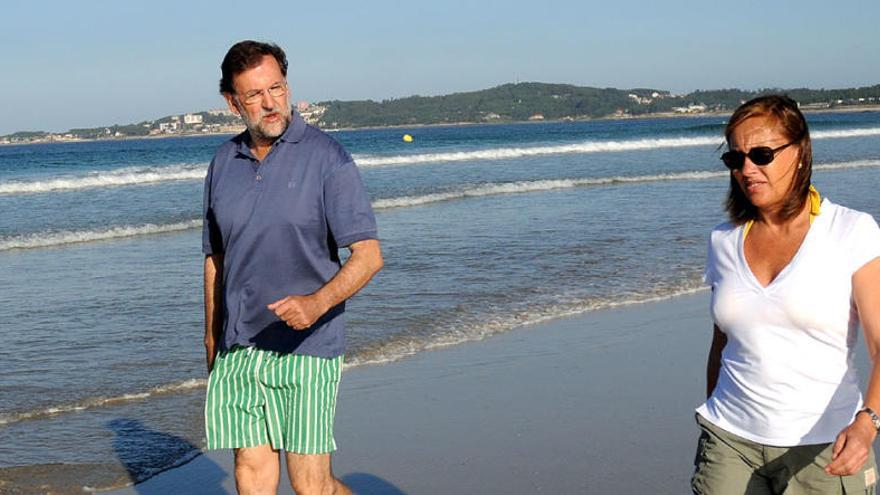 Rajoy junto a su mujer en la playa pontevedresa de La Lanzada.