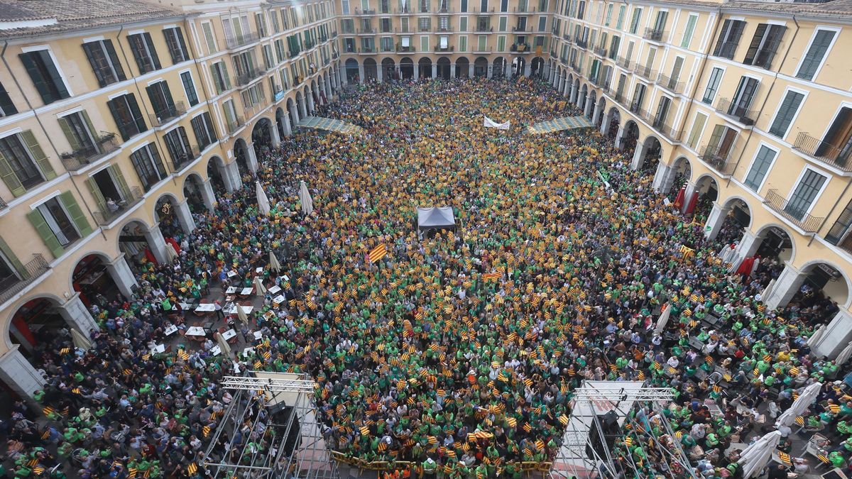 Miles de personas durante una manifestación convocada por Obra Cultural Balear (OCB) contra la política lingüística de PP y VOX, en Palma