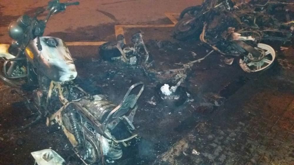 Arden una docena de motos en la avenida de La Rosaleda