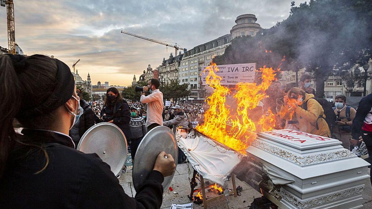 Manifestantes de la hostelería queman un ataúd, el viernes en la avenida dos Aliados de Oporto.   | // DPA