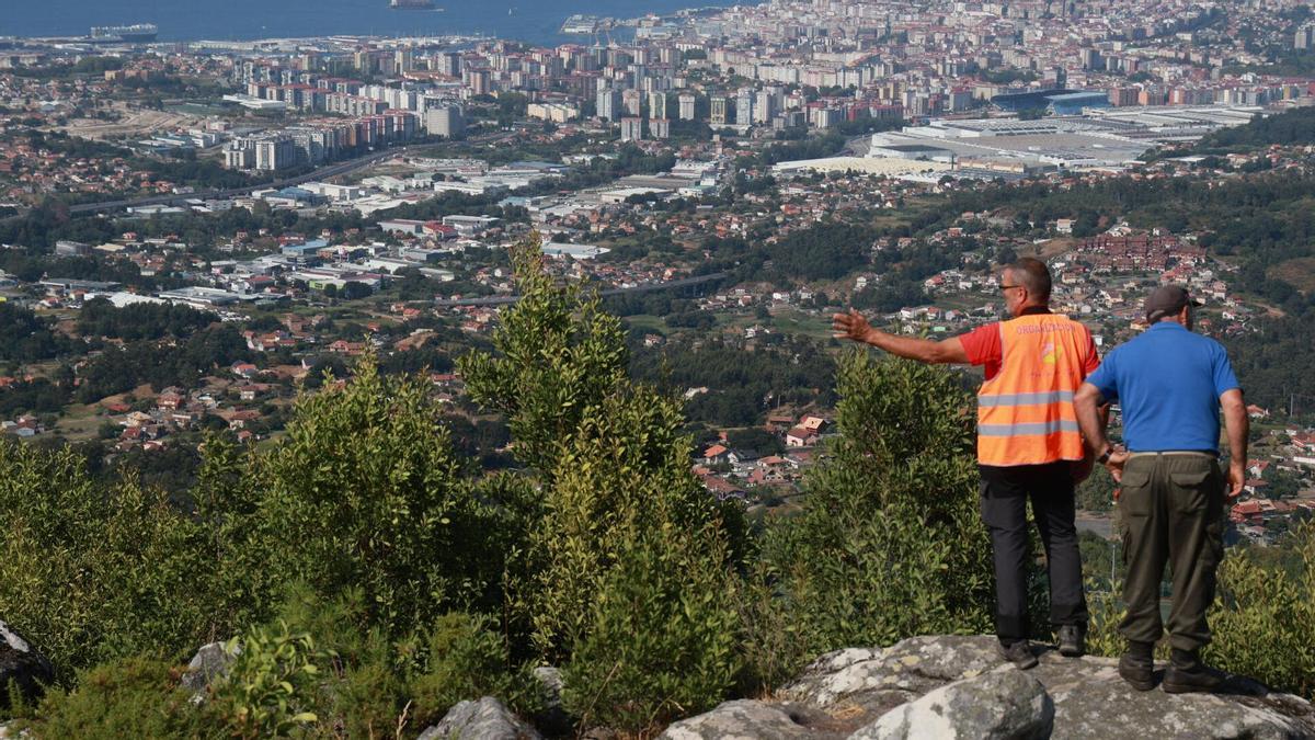 Comuneros patrullando, el pasado verano, los montes de Coruxo y Saiáns para prevenir posibles incendios.